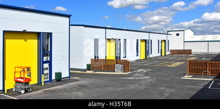 New Industrial Estate business park property development PME bâtiments entrepôt commercial & parking près de l'achèvement Brentwood Essex England UK Banque D'Images