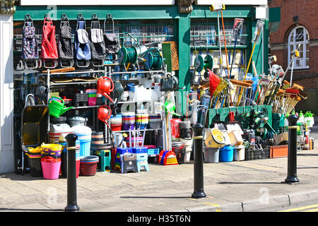 Anglais accessoires boutique matériel avec grande quantité de stock boutique de fenêtre avant et placé sur la chaussée à Nuneaton West Midlands England UK Banque D'Images