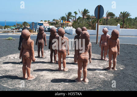 Fuerteventura : le groupe sculptural Caminos, faite en 2007 par l'artiste cubain Lisbet Fernandez Ramos, représentant les enfants à se demander jusqu'à Banque D'Images