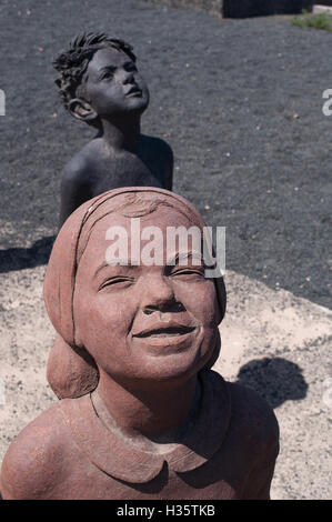 Fuerteventura : le groupe sculptural Caminos, faite en 2007 par l'artiste cubain Lisbet Fernandez Ramos, représentant les enfants à se demander jusqu'à Banque D'Images