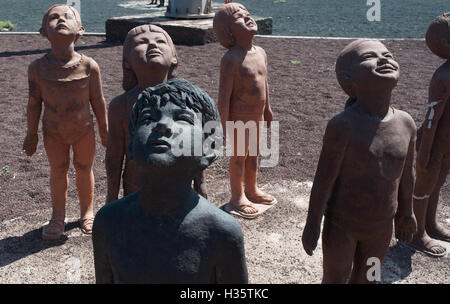 Fuerteventura : le groupe sculptural Caminos, faite en 2007 par l'artiste cubain Lisbet Fernandez Ramos, représentant les enfants à se demander jusqu'à Banque D'Images