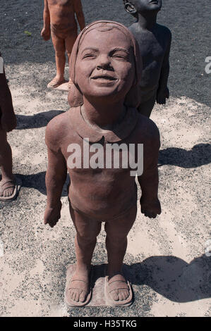 Fuerteventura : le groupe sculptural Caminos, faite en 2007 par l'artiste cubain Lisbet Fernandez Ramos, représentant les enfants à se demander jusqu'à Banque D'Images