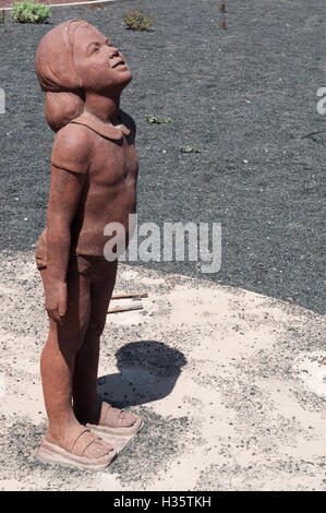 Fuerteventura : le groupe sculptural Caminos, faite en 2007 par l'artiste cubain Lisbet Fernandez Ramos, représentant les enfants à se demander jusqu'à Banque D'Images