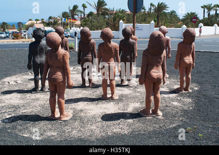 Fuerteventura : le groupe sculptural Caminos, faite en 2007 par l'artiste cubain Lisbet Fernandez Ramos, représentant les enfants à se demander jusqu'à Banque D'Images