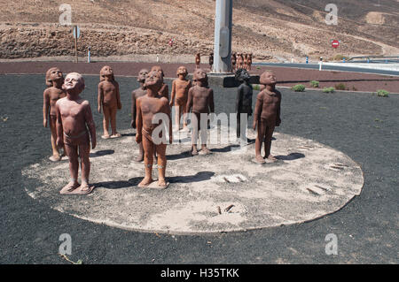 Fuerteventura : le groupe sculptural Caminos, faite en 2007 par l'artiste cubain Lisbet Fernandez Ramos, représentant les enfants à se demander jusqu'à Banque D'Images