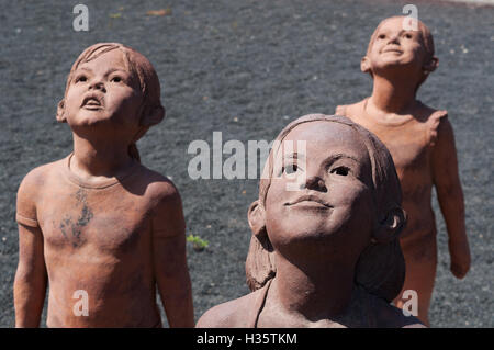 Fuerteventura : le groupe sculptural Caminos, faite en 2007 par l'artiste cubain Lisbet Fernandez Ramos, représentant les enfants à se demander jusqu'à Banque D'Images