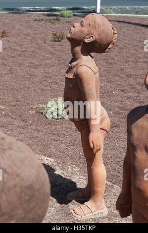 Fuerteventura : le groupe sculptural Caminos, faite en 2007 par l'artiste cubain Lisbet Fernandez Ramos, représentant les enfants à se demander jusqu'à Banque D'Images