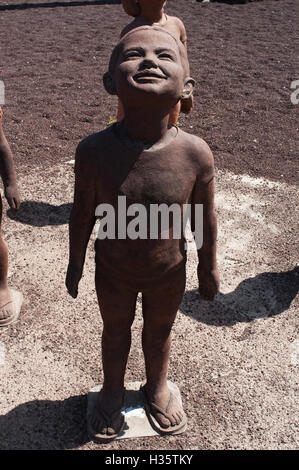 Fuerteventura : le groupe sculptural Caminos, faite en 2007 par l'artiste cubain Lisbet Fernandez Ramos, représentant les enfants à se demander jusqu'à Banque D'Images