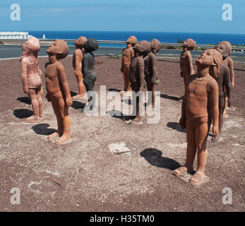 Fuerteventura : le groupe sculptural Caminos, faite en 2007 par l'artiste cubain Lisbet Fernandez Ramos, représentant les enfants à se demander jusqu'à Banque D'Images