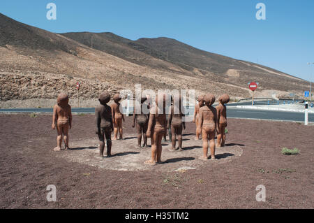 Fuerteventura : le groupe sculptural Caminos, faite en 2007 par l'artiste cubain Lisbet Fernandez Ramos, représentant les enfants à se demander jusqu'à Banque D'Images