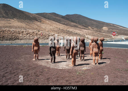 Fuerteventura : le groupe sculptural Caminos, faite en 2007 par l'artiste cubain Lisbet Fernandez Ramos, représentant les enfants à se demander jusqu'à Banque D'Images