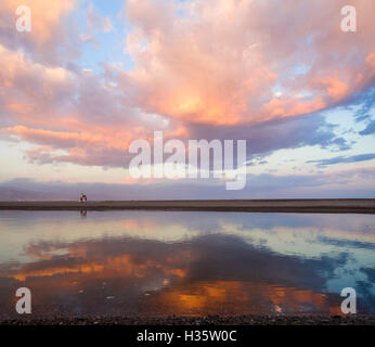 Coucher de soleil spectaculaire rouge avec des nuages à la rivière Guadalhorce et mer Méditerranée, l'Andalousie, espagne. Banque D'Images