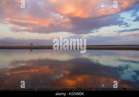 Coucher de soleil spectaculaire rouge avec des nuages à la rivière Guadalhorce et mer Méditerranée, l'Andalousie, espagne. Banque D'Images