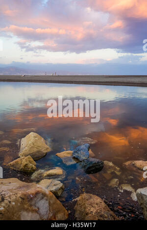 Coucher de soleil spectaculaire rouge avec des nuages à la rivière Guadalhorce et mer Méditerranée, l'Andalousie, espagne. Banque D'Images