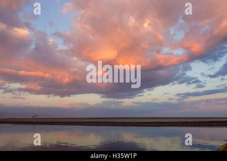 Coucher de soleil spectaculaire rouge avec des nuages à la rivière Guadalhorce et mer Méditerranée, l'Andalousie, espagne. Banque D'Images