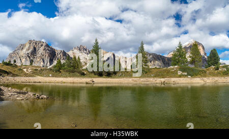 Lake Limides / Lago di Limedes avec l'Italien Dolomites Tofana, Lagazuoi - Italie Banque D'Images