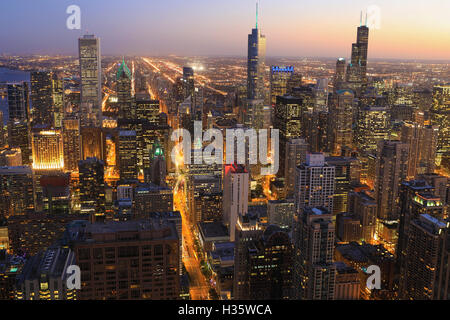 Une antenne de Chicago skyline at night Banque D'Images