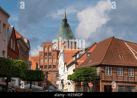 Hôtel de ville et église Saint Nicolai à Mölln, Schleswig-Holstein, Allemagne, Europe Banque D'Images