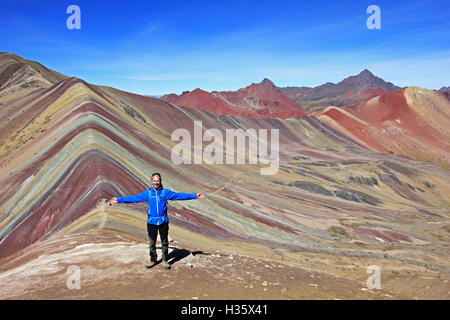 Le photographe posant devant le magnifique panorama de montagnes près de Arc-en-ciel de couleur Cusco Pérou. Belle vue sur la vallée Banque D'Images