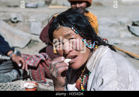 Pèlerin tibétain ayant une pause gourmande à la base d'Zutulphuk Gompa monastère dans la vallée de l'est connu sous le nom de Banque D'Images