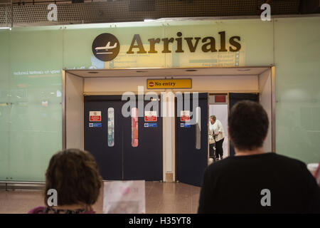 Hall des arrivées à l'aéroport d'Heathrow terminal,London,UK,l'Europe, Banque D'Images