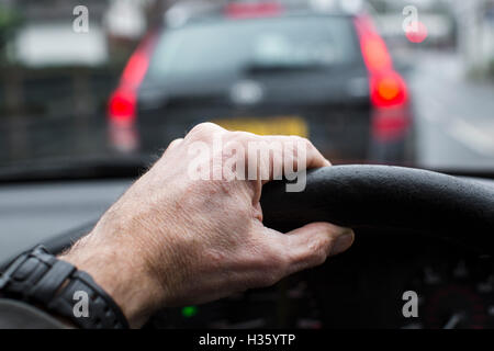 Par contre les pilotes sur un volant de voiture. Banque D'Images