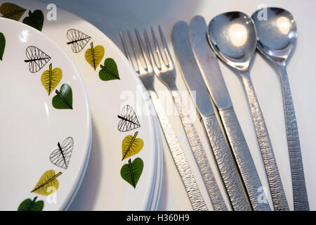 Des années 70 à dîner et kitsch à motifs palce avec couteau et fourchette. Banque D'Images