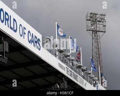 Et projecteur projecteurs, tour Nord du stade, Fratton Park, accueil de Portsmouth Football Club, Portsmouth, Hampshire, Angleterre. Banque D'Images