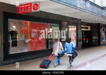 Vie quotidienne, scènes de rue avec les gens qui passent des vitrines des boutiques de mode au détail d'affaires dans le centre-ville. House of Fraser, Manchester Banque D'Images