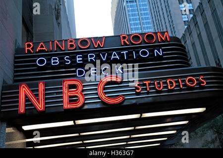 Pour l'éclairage au néon Rainbow Room Restaurant, terrasse d'observation & studios NBC, Rockefeller Center, Manhattan, New York. Banque D'Images