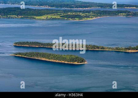 USA, Washington, Orcas Island, vue depuis le mont Constitution vers (dans l'ordre), l'Île Barnes Clark et l'île de Lummi Island. Banque D'Images