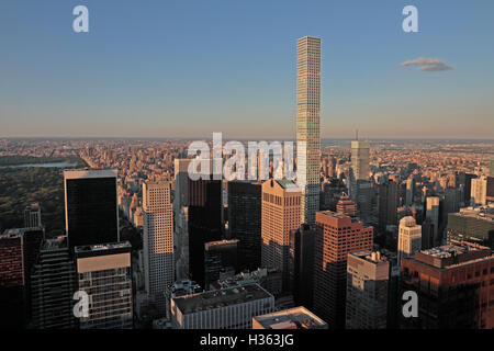 Vue aérienne en début de soirée vers Central Park & 432 Park Avenue, Manhattan, New York City, New York, États-Unis (août 2016). Banque D'Images