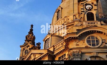 La Frauenkirche, l'église de Dresde en Allemagne sur un soleil Banque D'Images