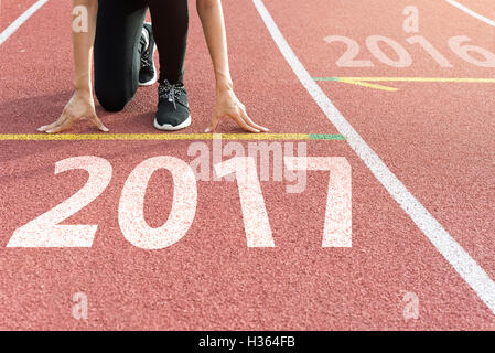 Athlète au départ en attendant le départ dans une piste de course avec texte 2017, année de démarrage de la nouvelle année 2017 Banque D'Images