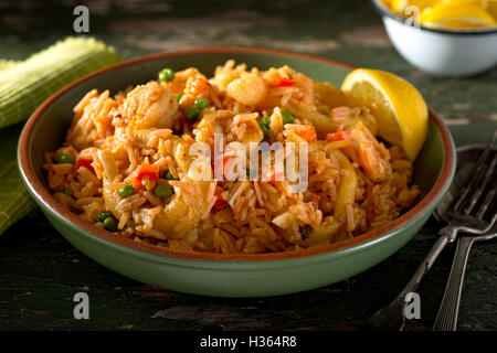 Un bol de délicieux cuban Arroz con Mariscos - riz aux fruits de mer. Banque D'Images