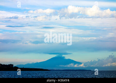 Le mont Etna, vu de Syracuse Banque D'Images