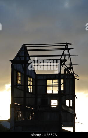 Silhouette de bâtiment de l'usine partiellement démoli sur Grimsby docks Banque D'Images