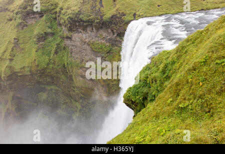 Cascade de Skogafoss, l'une des plus grandes chutes d'eau en Islande Banque D'Images