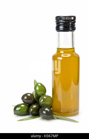 Bouteille de verre premium huile d'olive vierge et quelques olives avec des feuilles isolées sur fond blanc Banque D'Images