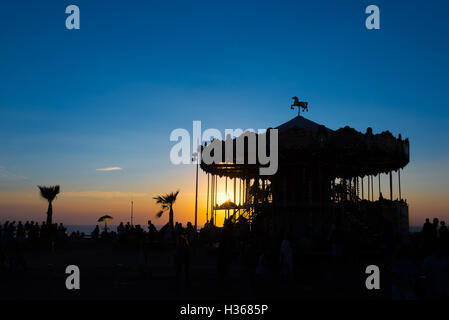 Silhouette d'un carrousel rétro au coucher du soleil, Lacanau, France Banque D'Images