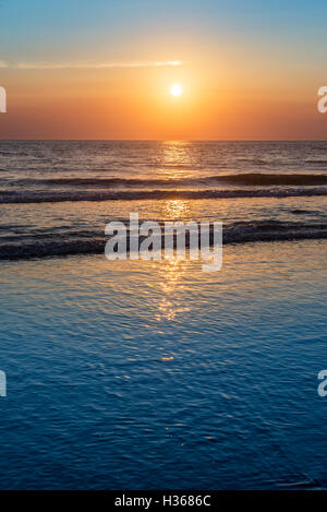 Le coucher du soleil, l'océan Atlantique Lacanau France Banque D'Images