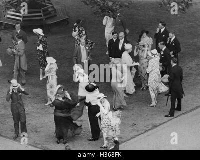 Mary de Teck et de la princesse Elizabeth dans le jardin du palais de Buckingham, 1934 Banque D'Images