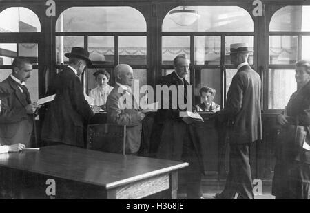 Les clients d'une banque d'épargne de Berlin, 1917 Banque D'Images