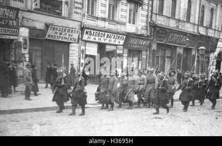 Les soldats ukrainiens capturés avec des soldats de l'Armée Rouge, 1918 Banque D'Images