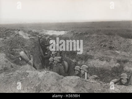 Soldats allemands dans une tranchée prêt à l'attaque, 1918 Banque D'Images