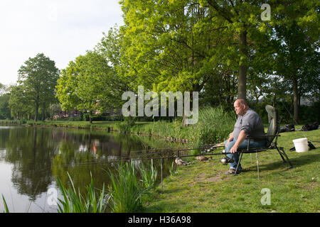 Pêcheur avec des cannes à pêche Banque D'Images