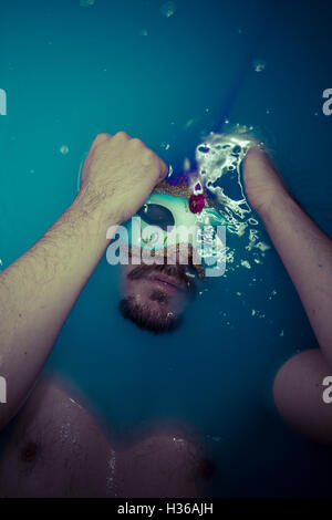 La dépression, l'homme en bleu baignoire pleine d'eau, la tristesse concept Banque D'Images