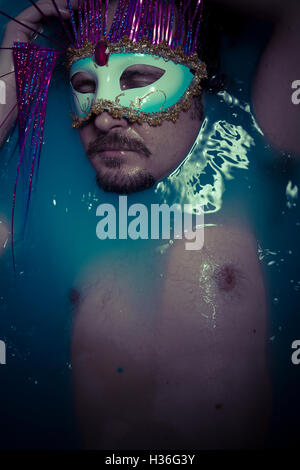 La dépression, l'homme en bleu baignoire pleine d'eau, la tristesse concept Banque D'Images