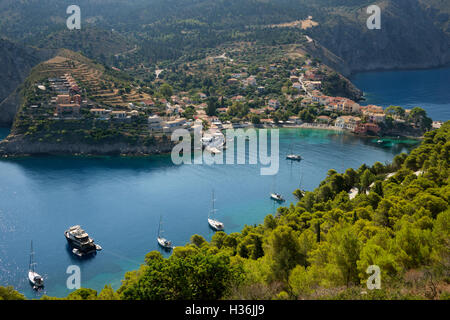 Vue du haut du village d'Assos et bay Grèce Îles Ioniennes Kefalonia Banque D'Images