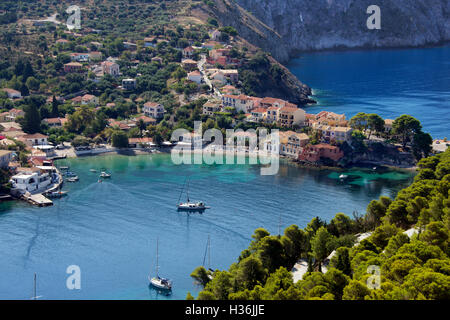 Vue du haut du village d'Assos et bay Grèce Îles Ioniennes Kefalonia Banque D'Images